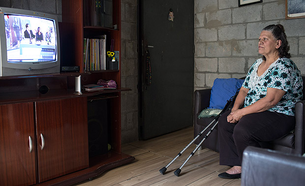 Maria de Fátima dos Santos, 62, aposentada, pegou o conversor digital para sua TV em fevereiro