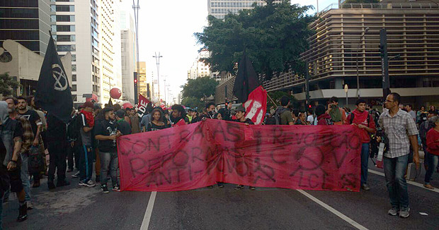 Grupo de mascarados se une ao protesto