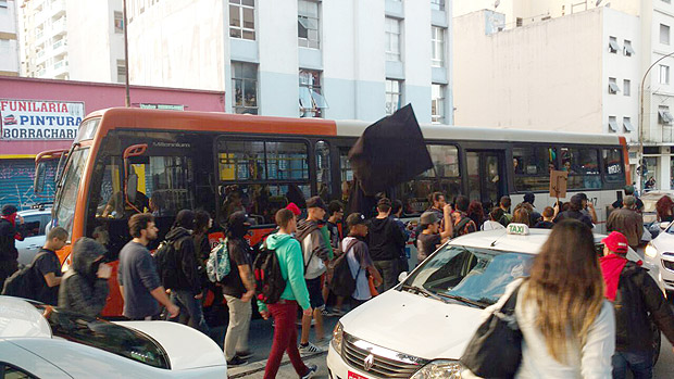 Manifestantes nos meios dos carros na rua da Consolao