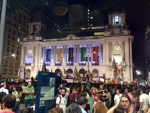 Manifestantes ocupam escadarias da Cmara dos Vereadores e do Theatro Municipal