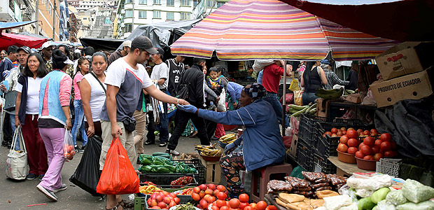 Woman sells vegetables at San Roque market in Quito, Ecuador, February 18, 2017. REUTERS/Mariana Bazo ORG XMIT: MBZ08