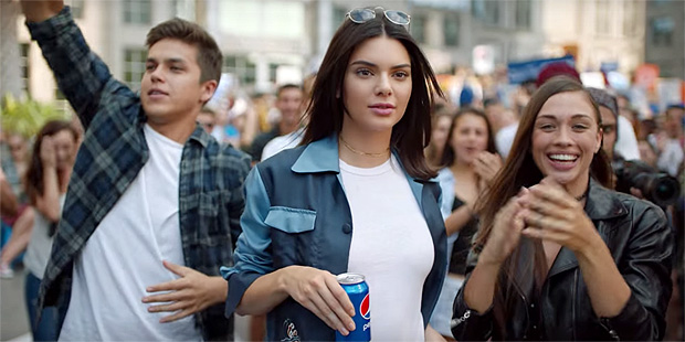 Comercial da Pepsi com Kendall Jenner