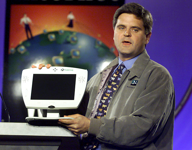 O cofundador da AOL Steve Case apresenta ferramentas para internet do portal AOL, no ano 2000