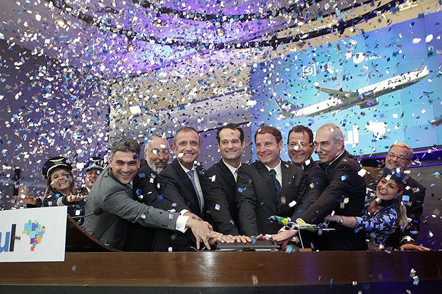 Executivos e funcionrios da Azul celebrando o IPO na B3 com o toque simblico de abertura do prego
