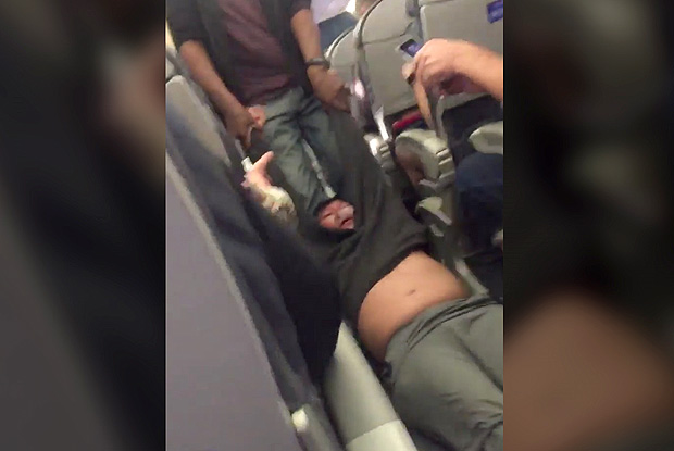 Officer who removed passenger from United Airlines flight is now on leave 