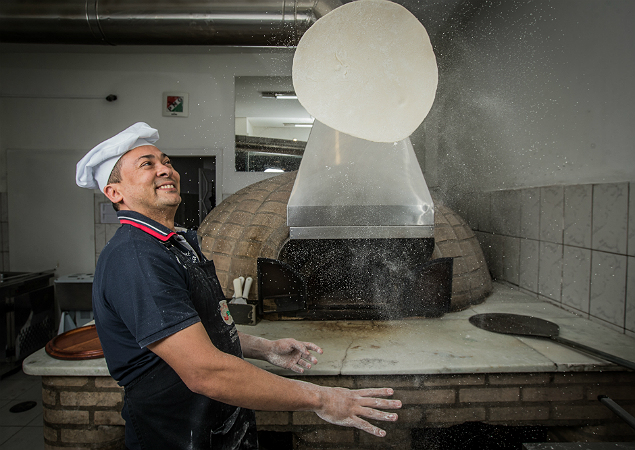 O empresrio Paulo da Silva em frente ao forno de sua pizzaria, no bairro do Morumbi 