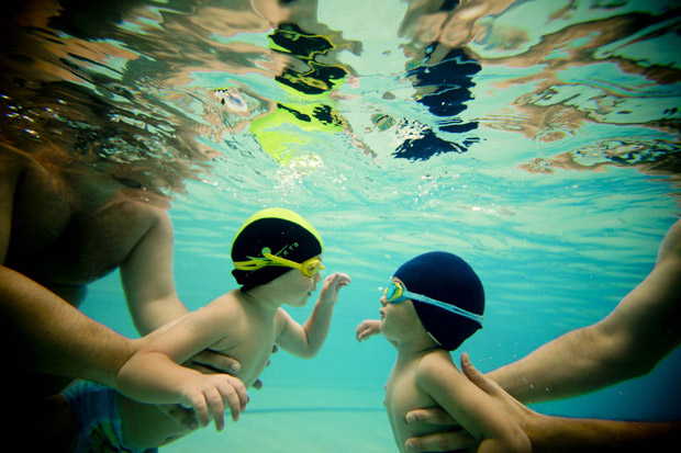 Crianas brincam com seus pais em piscina de academia em So Paulo