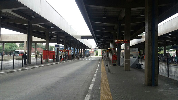 Terminal Cidade Tiradentes, no extremo leste, fica esvaziado nesta sexta-feira (28)