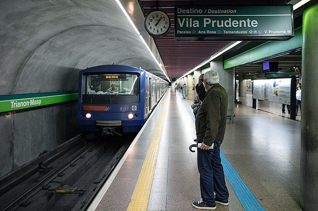 Movimento na estao Trianon-Masp aps o retorno da circulao de trens da linha 2-verde na grave da ltima sexta (28)