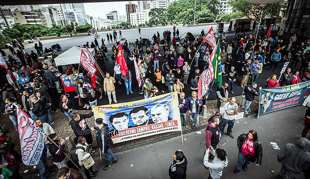 SAO PAULO, SP, BRASIL, 28-04-2017: Manifestantes em frente ao vo do MASP, na Avenida Paulista, protesto contra a reforma da Previdencia. (Foto: Bruno Santos/ Folhapress) *** FSP-XXXX *** EXCLUSIVO FOLHA***
