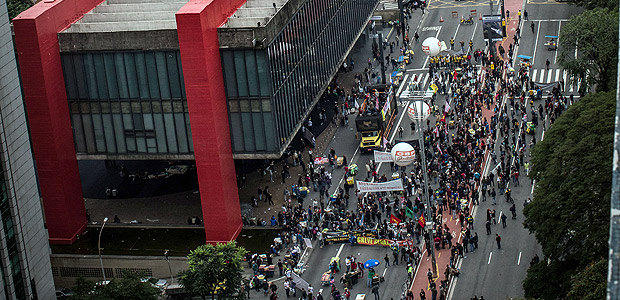 SAO PAULO, SP, BRASIL, 28-04-2017: Manifestantes em frente ao vo do MASP, na Avenida Paulista, protesto contra a reforma da Previdencia. (Foto: Bruno Santos/ Folhapress) *** FSP-FOTO *** EXCLUSIVO FOLHA***