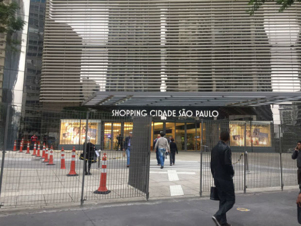 Apesar das lojas estarem abertas, o shopping Cidade So Paulo est cercado na expectativa de que a manifestao chegue at este pedao da avenida Paulista.