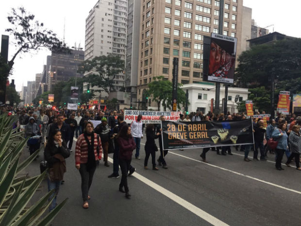 Cerca de 800 manifestantes saem do Masp, na av. Paulista, e caminham em direo ao gabinete da Presidncia