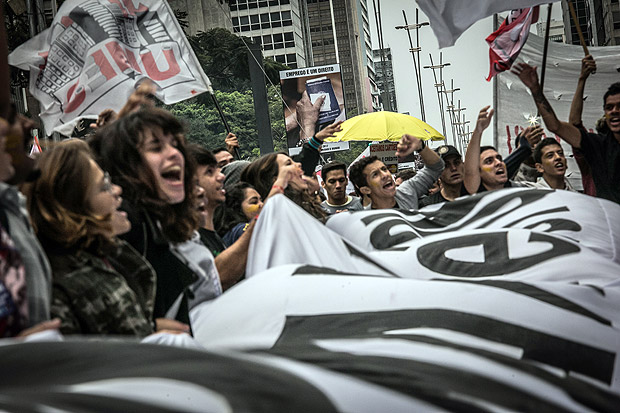 SAO PAULO, SP, BRASIL, 28-04-2017: Manifestantes em frente ao vo do MASP, na Avenida Paulista, protesto contra a reforma da Previdencia. (Foto: Bruno Santos/ Folhapress) *** FSP-FOTO *** EXCLUSIVO FOLHA***