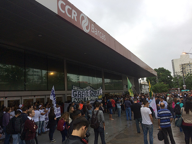Em Niteri, regio metropolitana do Rio, manifestantes bloquearam a entrada da estao das barcas 