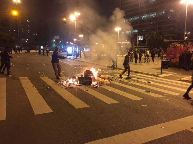 manifestantes montam mais barricada no largo da batata