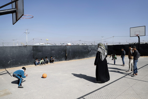 Crianas refugiadas srias no campo de Zaatari, na Jordnia, onde vivem 80 mil pessoas em alojamentos improvisados