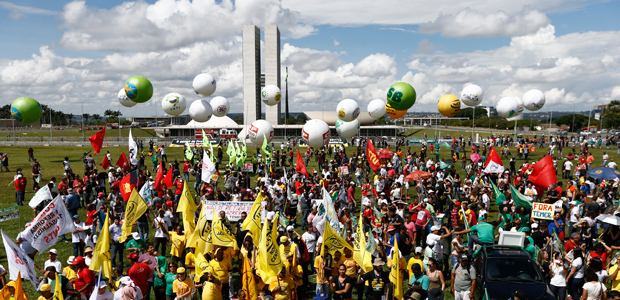 Brasilia, DF, Brasil, 28/04/2017: Manifestantes fazem protesto contra reforma trabalhista e da previdencia na esplanada dos ministerios. Foto: Pedro Ladeira/Folhapress