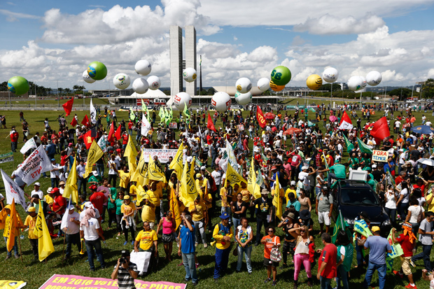 Brasilia, DF, Brasil, 28/04/2017: Manifestantes fazem protesto contra o governo Temer e contra a reforma trabalhista e da previdencia na esplanada dos ministerios. Foto: Pedro Ladeira/Folhapress