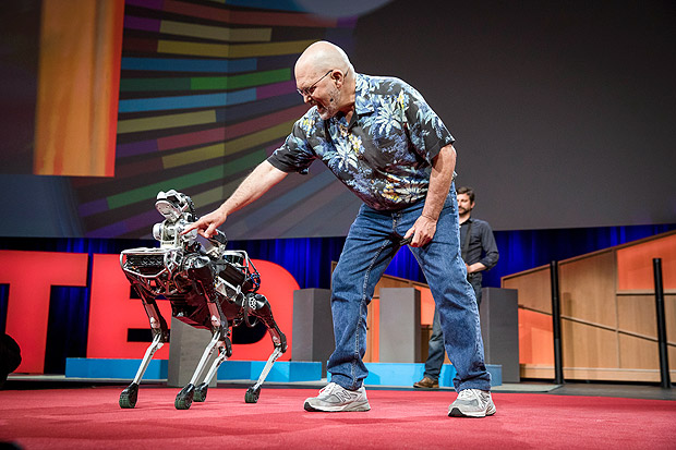 Marc Raibert, da Boston Dynamics, brinca com o co-rob SpotMini em apresentao na TED, em Vancouver