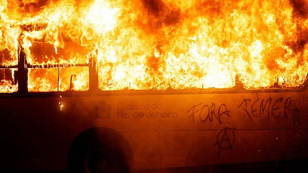 Pelo menos cinco ônibus foram incendiados por manifestantes no Rio de Janeiro 
