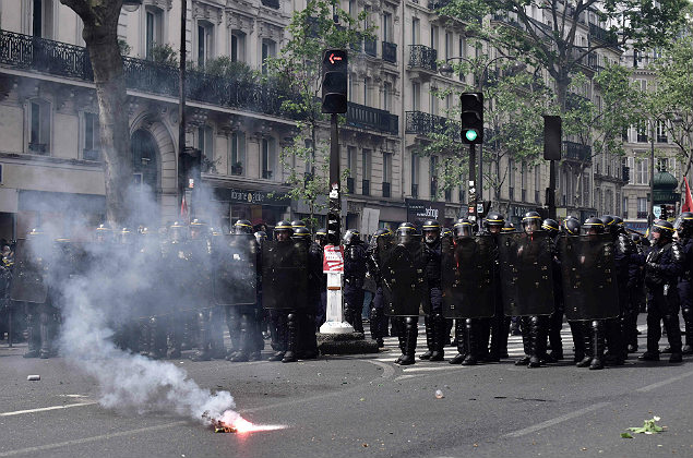 French anti-riot policemen stand guard as they patrol and clash with protesters during a march for the annual May Day workers' rally in Paris on May 1, 2017. / AFP PHOTO / PHILIPPE LOPEZ