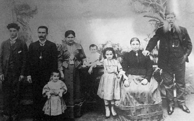 Famlia Monaco de Luca em Rio Claro, em 1915. Antonio Monaco de Luca, o enteado,  o segundo da esquerda para a direita. Vincenzo de Luca, o padrasto,  o primeiro da direita para a esquerda 