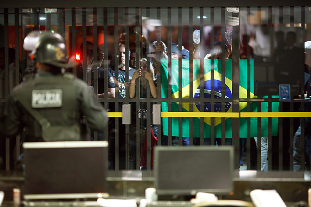 BRASILIA, DF, BRASIL, 03-05-2017, 18h00: Manifestao dos agentes penitencirio em frete ao anexo 3 da Cmara dos Deputados, em Braslia DF (Foto: Igo Estrela/Folhapress)