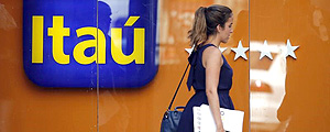 Mulher em frente a um banco Itaú – Sergio Moraes/Reuters