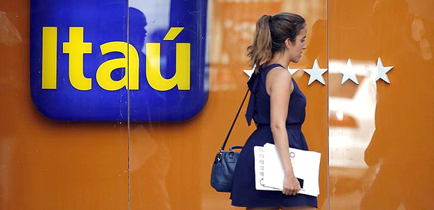 Uma mulher passa por uma filial do banco Ita no Rio de Janeiro. 29/01/2014 REUTERS/Sergio Moraes