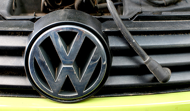FILE PHOTO: A Volkswagen (VW) logo is seen on a car's front at a scrapyard in Fuerstenfeldbruck, Germany, May 21, 2016. REUTERS/Michaela Rehle/File Photo GLOBAL BUSINESS WEEK AHEAD - SEARCH GLOBAL BUSINESS 1 MAY FOR ALL IMAGES ORG XMIT: BWA214