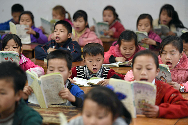 (150530) -- NANNING, May 30, 2015 (Xinhua) -- Photo taken on Jan. 28, 2015 shows primary school students studying in a classroom at Nongyong Village of Bansheng Township in Dahua Yao Autonomous County, south China's Guangxi Zhuang Autonomous Region. Two Yao autonomous counties, named as Dahua and Du'an, are poverty-stricken mountainous areas, as children in the primary schools here study hard to fight their way to a promising future. (Xinhua/Huang Xiaobang) (zhs)