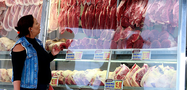 Sao Paulo, SP, 29/03/2017, Brasil 18:28:54 As carnes de boi, de porco e de frango devem ficar mais caras a partir de abril no Estado de Sao Paulo. Pessoas comprando carne no acougue tennessee na Av Sapopemba 13.780 em Sao Mateus. ( Robson Ventura/Folhapress ). EMBARGADA PARA VEICULOS ONLINE *** UOL E FOLHA.COM, FOLHAPRESS CONSULTAR FOTOGRAFIA DO AGORA SP *** FONES 32242169 - 32243441 ***
