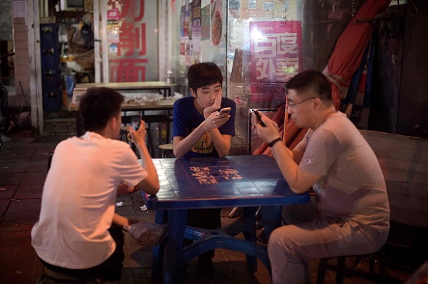 Homens usam smartphones em rua de Pequim, na China; pas  onde h o maior nmero de usurios de internet