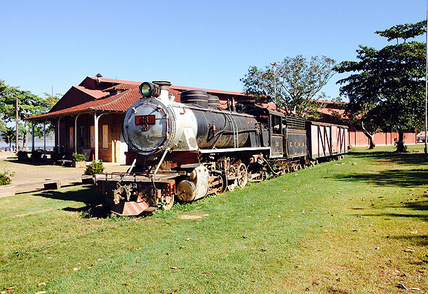 Locomotiva da antiga estrada de ferro Madeira-Mamoré, que fica exposta no centro de Porto Velho (RO), às margens do rio Madeira