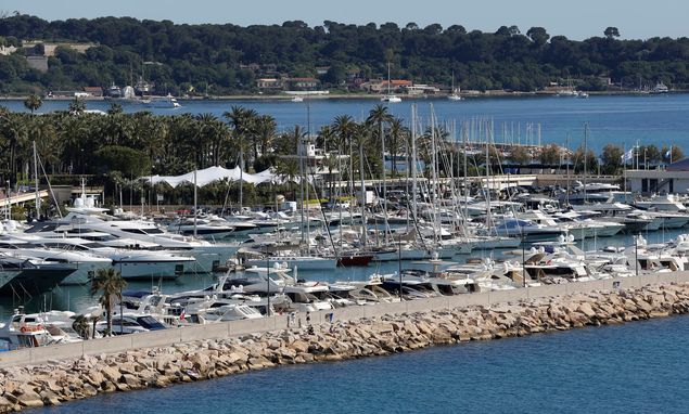 Iates de luxo atracados em porto em Cannes, na Frana