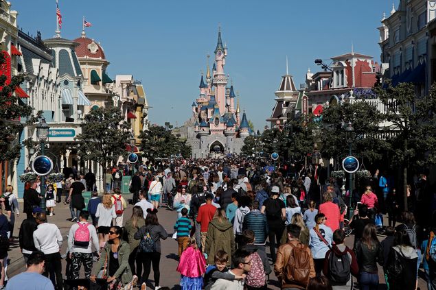 Visitantes na Disneyland Paris, onde o pblico caiu 14%
