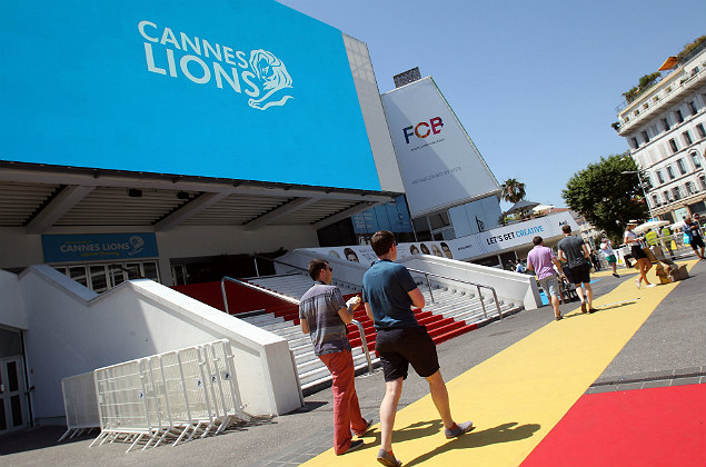 People walk past the International Festival of Creativity - Cannes Lions 2016, on June 24, 2016 in Cannes, southeastern France. The Cannes Lions International Advertising Festival, running from June 18 to 24, is a world's meeting place for professionals in the communications industry. / AFP PHOTO / JEAN CHRISTOPHE MAGNENET ORG XMIT: 1509