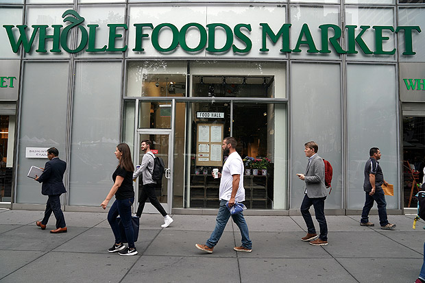 A Whole Foods Market is pictured in the Manhattan borough of New York City, New York, U.S. June 16, 2017. REUTERS/Carlo Allegri TPX IMAGES OF THE DAY ORG XMIT: NYC103