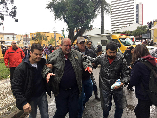 Servidor em protesto contra pacote fiscal em Curitiba  ferido, em frente  Cmara de Vereadores. Crdito: Sismuc/Divulgao