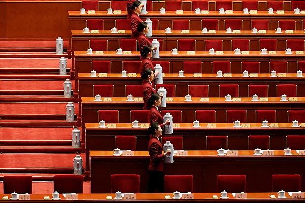 Recepcionistas preparam chá para cerimônia de abertura de conferência no Grande Salão do Povo, em Pequim