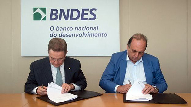 Governador Luiz Fernando Pezo (dir.) assina acordo com presidente do BNDES, Paulo Rabello de Castro
