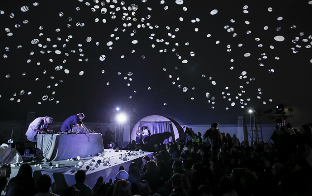 Programa Blendy Dome VJ em ação, durante performance no museu MoMa PS1, em 2016