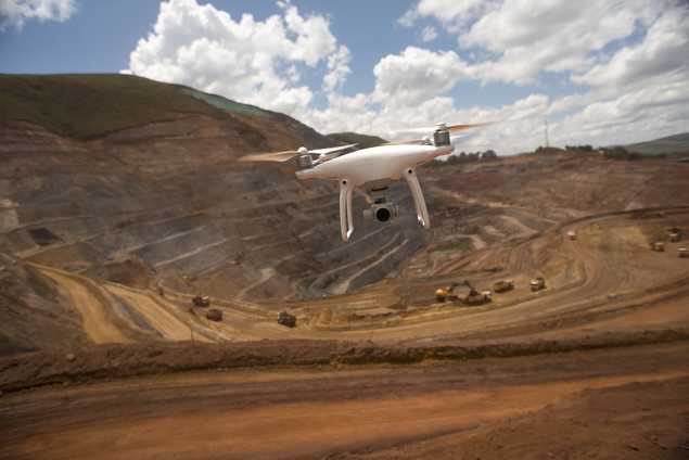 Drone capta imagem de estoque de minério de ferro e carvão em unidade da siderúrgica Gerdau em Ouro Branco (MG)