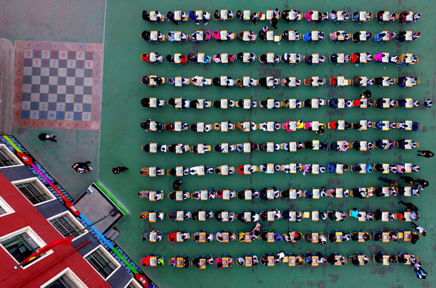 Competição de xadrez entre pais e filhos em escola primária na província de Liaoning, na China