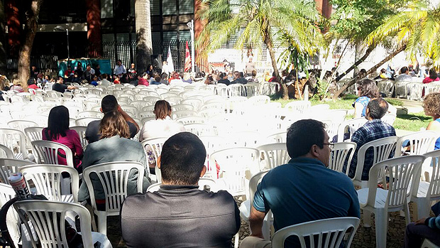 Servidores da rede municipal de educação de BH realizam assembleia na praça Afonso Arinos, na região central. As escolas estão fechadas nesta sexta