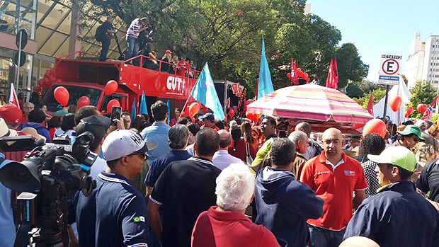 A CUT (Central Única dos Trabalhadores) se concentra na praça da Estação, no centro de Belo Horizonte. Os manifestantes estão em menor número em relação à greve do dia 28 de abril.