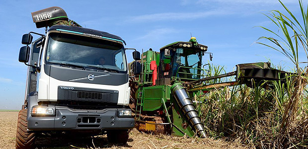 Volvo apresenta caminho autnomo para colheita de cana