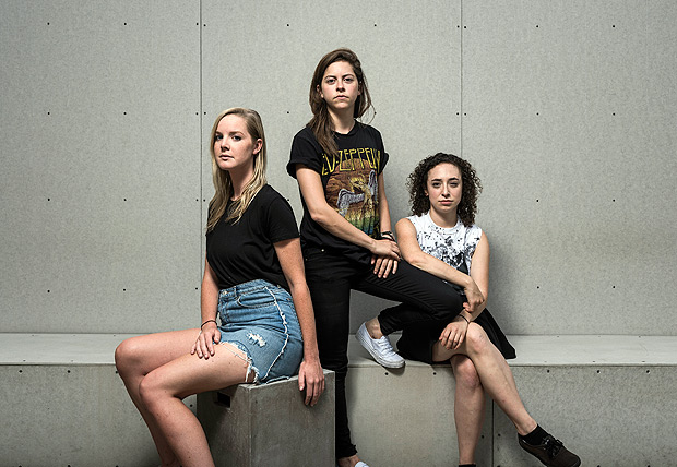 From left: Claire Humphreys, Rachel Renock and Kristen Ablamsky, of the start-up site Wethos, in New York, June 30, 2017. More than two dozen women in the tech start-up industry spoke to The New York Times about being sexually harassed by investors and mentors. Renock said they received sexist comments while seeking financing. (Sasha Maslov/The New York Times) ORG XMIT: XNYT182 ***DIREITOS RESERVADOS. NO PUBLICAR SEM AUTORIZAO DO DETENTOR DOS DIREITOS AUTORAIS E DE IMAGEM***