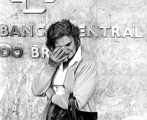 BRASIL, 23-03-1990: Maria Rodrigues chora na frente do Banco Central, por ter ficado com o dinheiro retido após vender a casa com a intenção de comprar outra, no confisco das cadernetas de poupança, no Plano Collor. (Foto: Antônio Gaudério/Folhapress) 